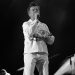 Rick Astley hace cantar y bailar a sus fans